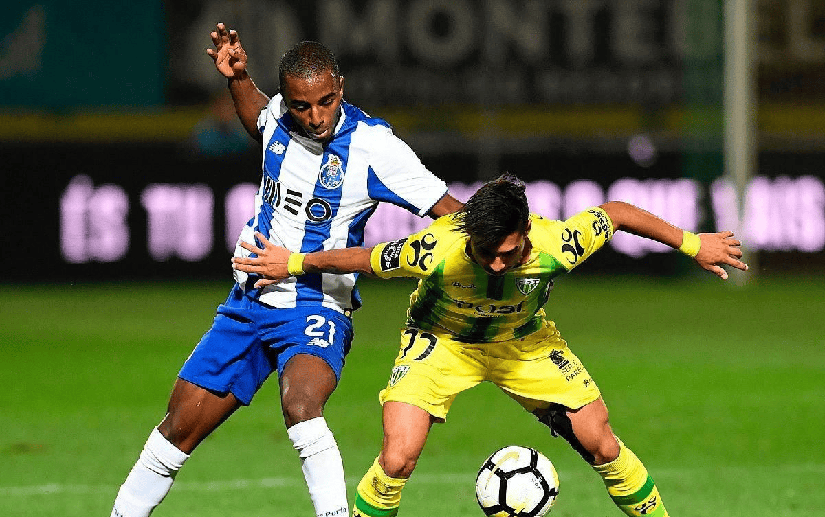 开云-爱游戏-2013德甲赛场出现裸奔男