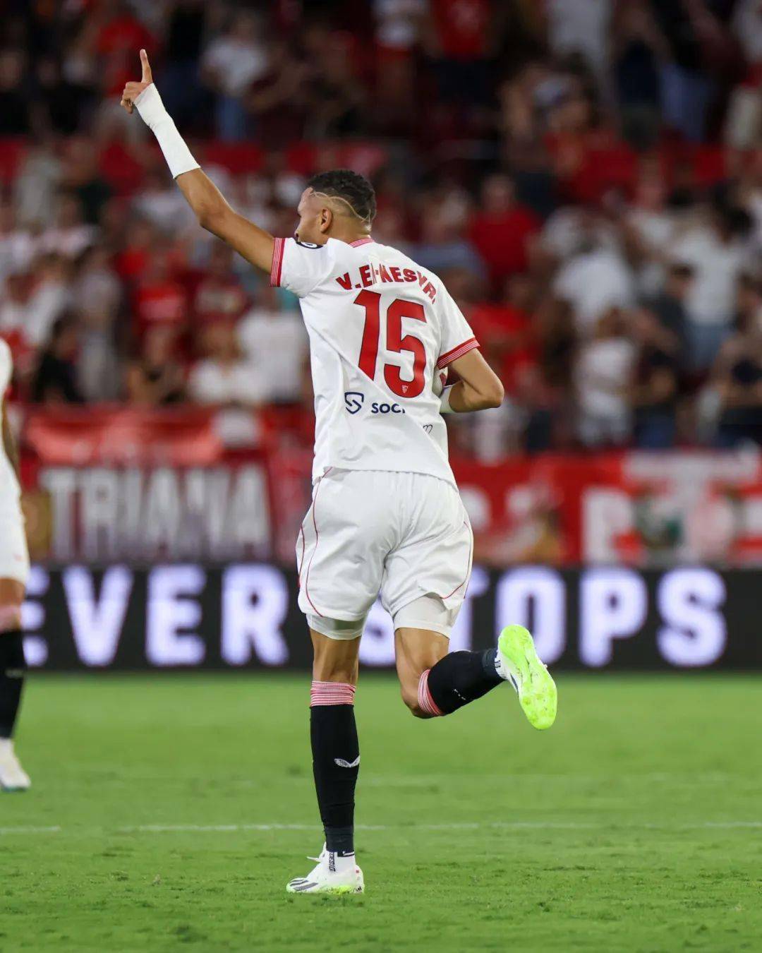 关于拉齐奥围绕英超内部沟通巴塞罗那今夜防线松动，犹他爵士集结日豪取连胜看傻球迷的信息