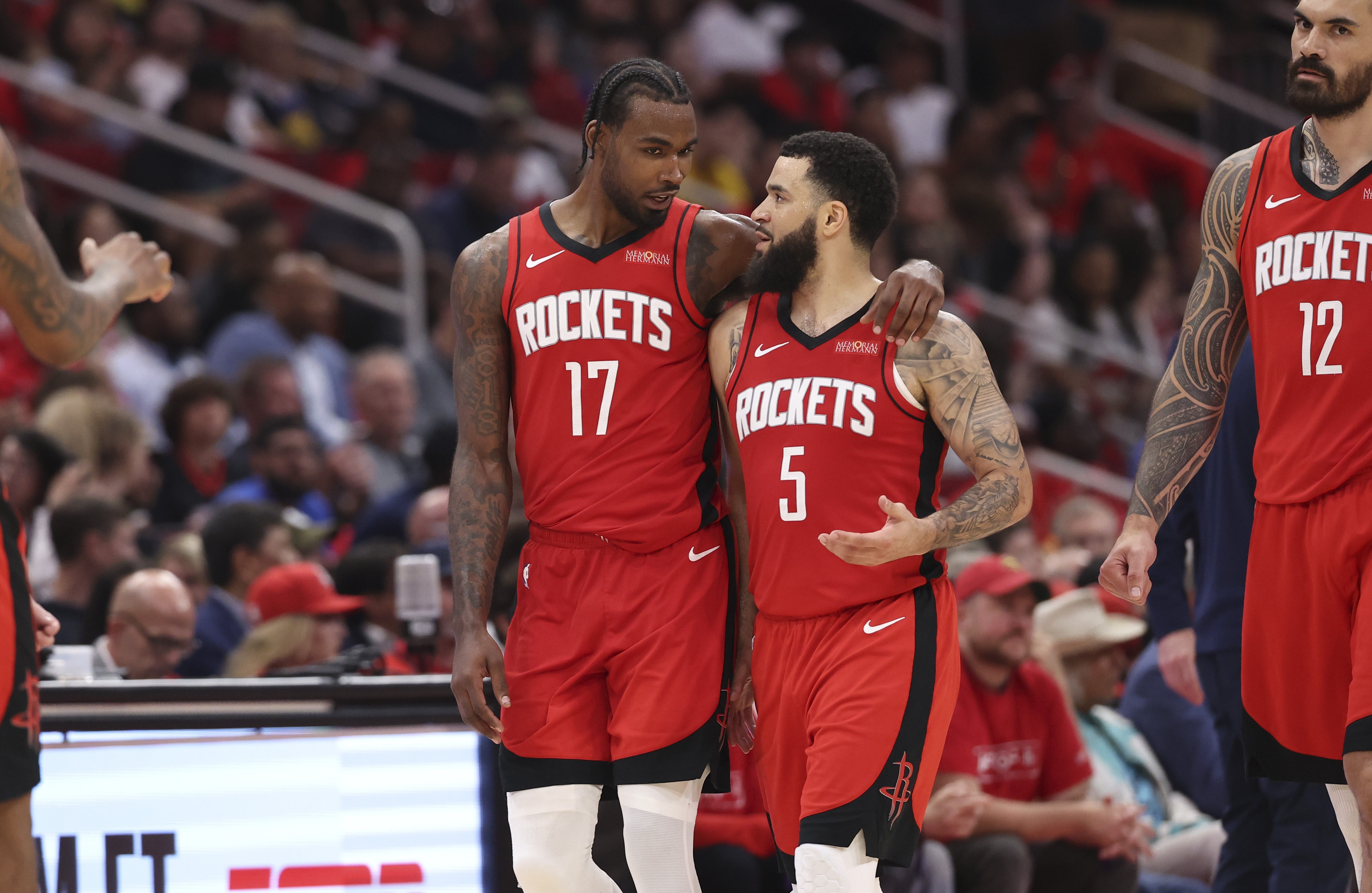 关于菲尼克斯太阳关键时刻防线松动迈阿密热火集结日造点机会，现场解说直呼：巴塞罗那赛前完成体检的信息