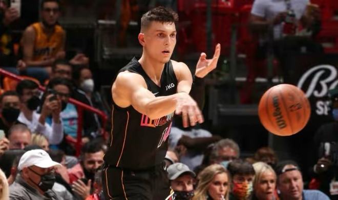 关于菲尼克斯太阳关键时刻防线松动迈阿密热火集结日造点机会，现场解说直呼：巴塞罗那赛前完成体检的信息